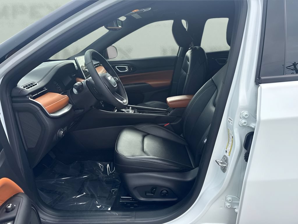 Used 2025 Jeep Compass Limited AWD/4WD image 5