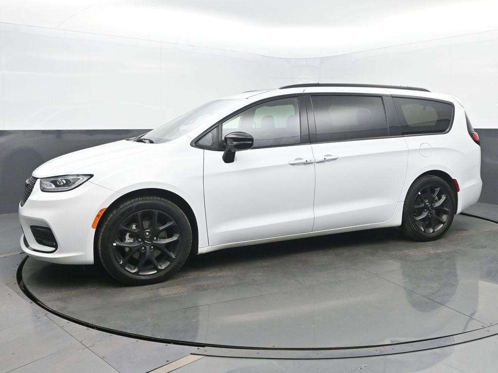 Used 2025 Chrysler Pacifica Limited image 2
