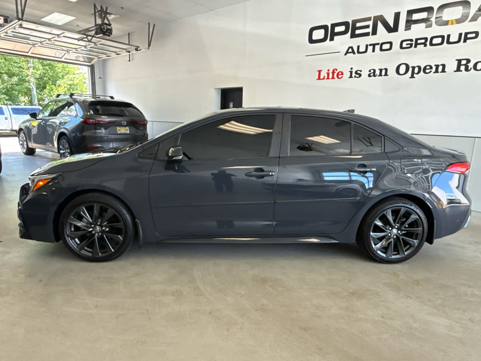 Used 2024 Toyota Corolla SE w/ SE Premium Package FWD image 4