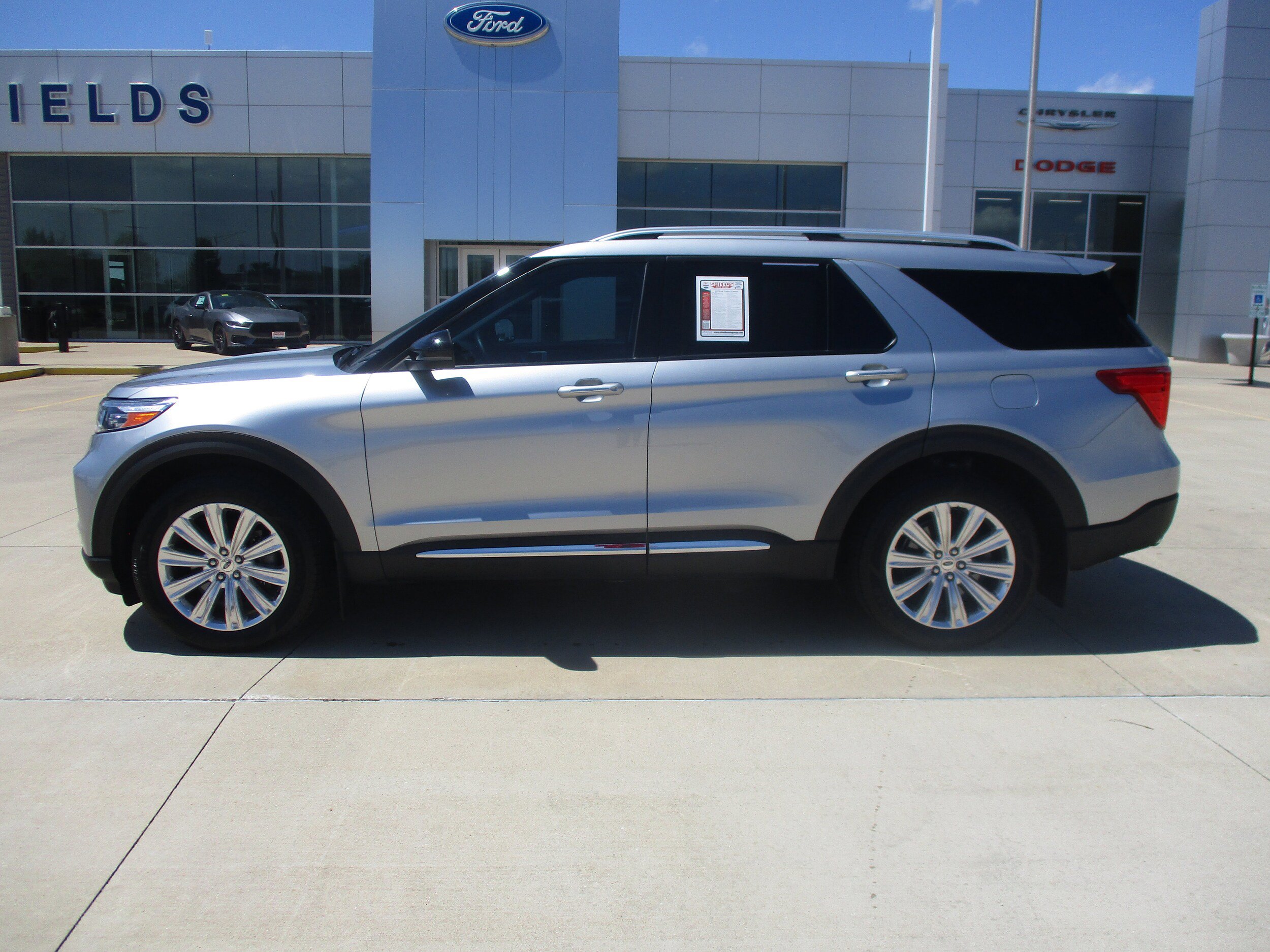 Used 2022 Ford Explorer Limited w/ Hybrid Equipment Group 310A AWD/4WD image 3