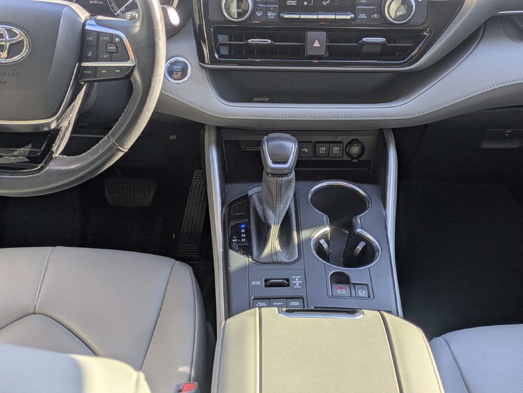 Used 2020 Toyota Highlander XLE AWD/4WD image 26
