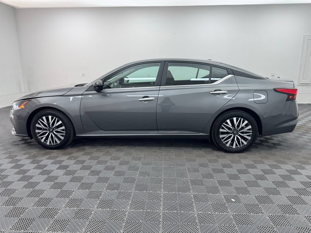 Used 2025 Nissan Altima 2.5 SV FWD image 9