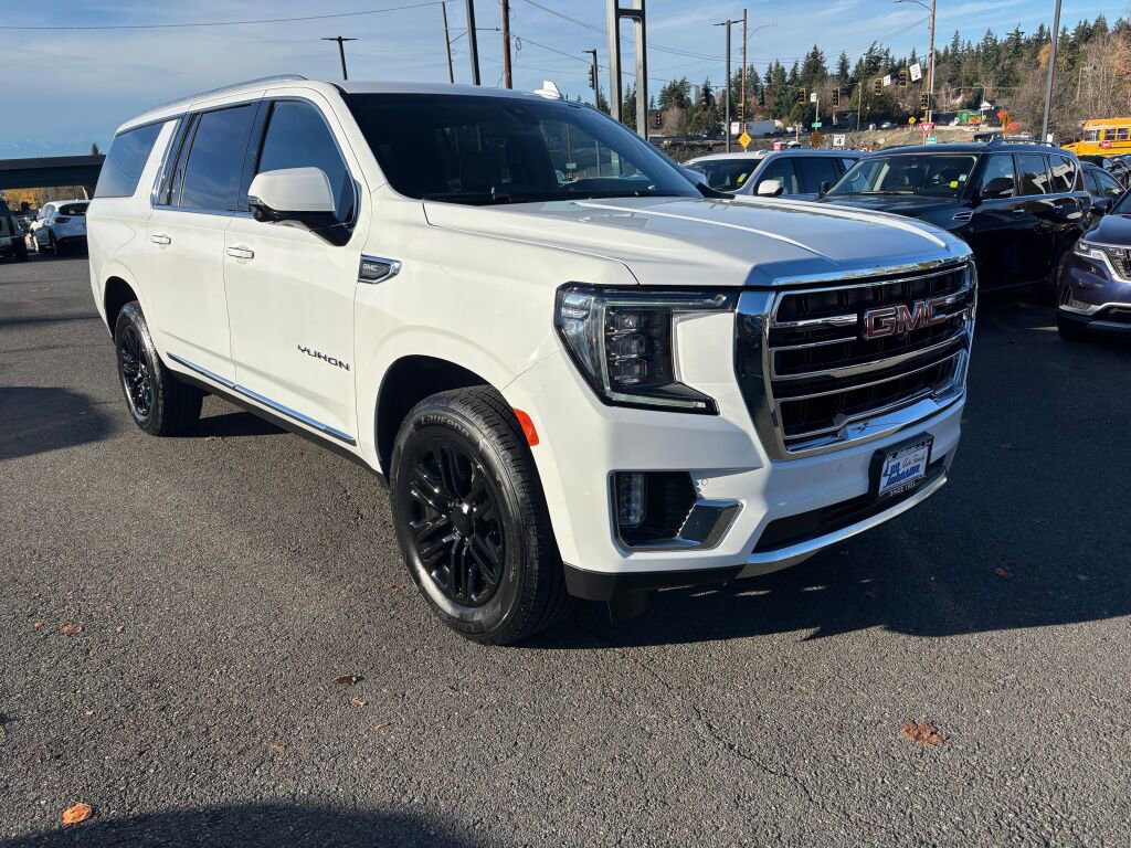 Used 2022 GMC Yukon XL SLT w/ SLT Luxury Package image 3