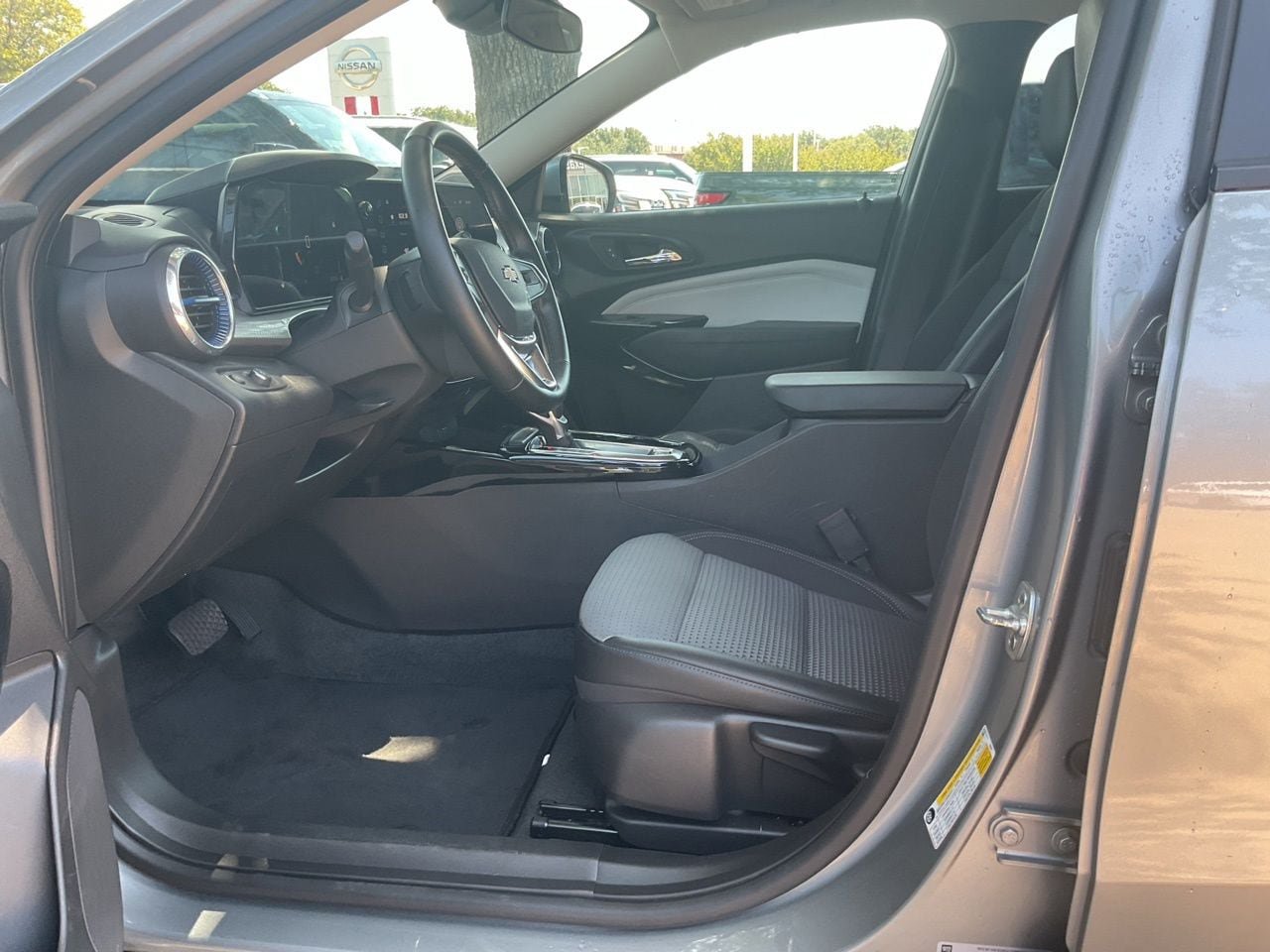Used 2025 Chevrolet Trax LT w/ LT Convenience Package FWD image 8