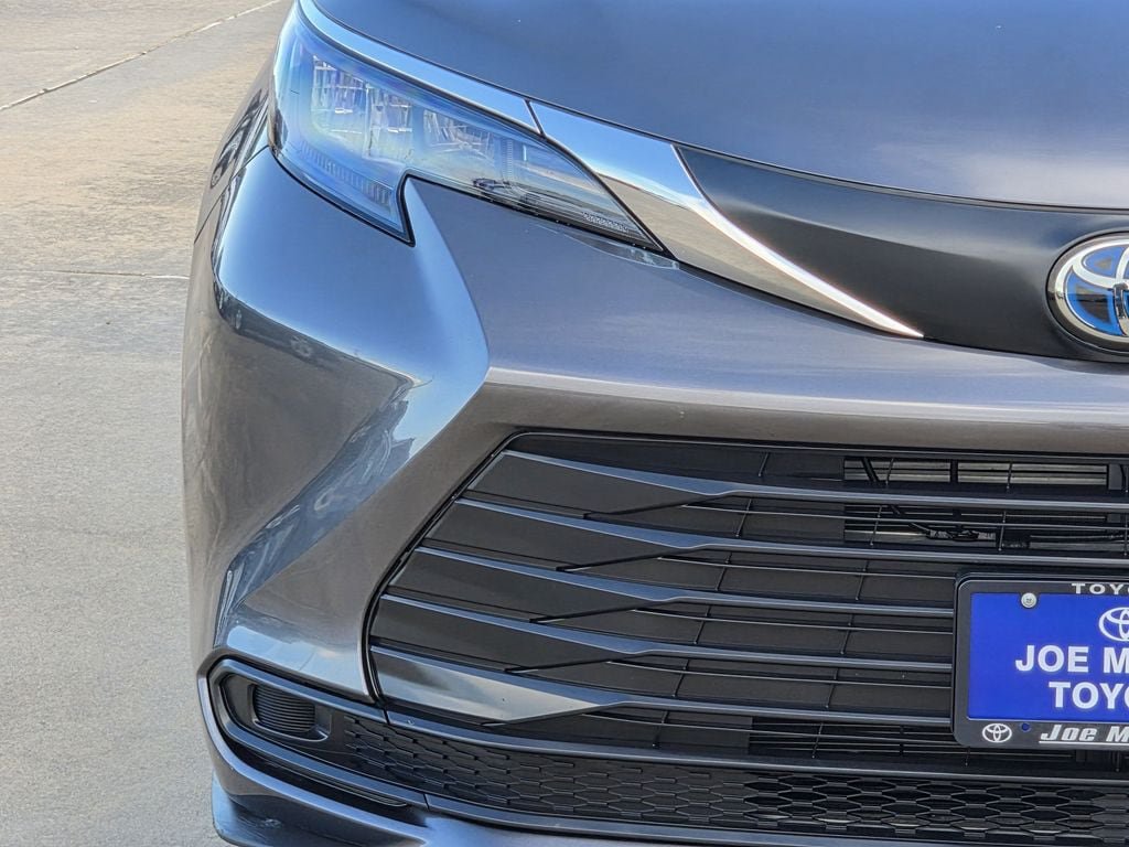 Used 2025 Toyota Sienna LE FWD image 5