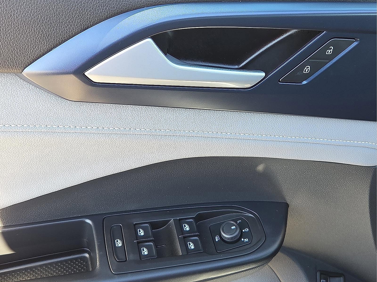 Used 2024 Volkswagen Taos SE image 13