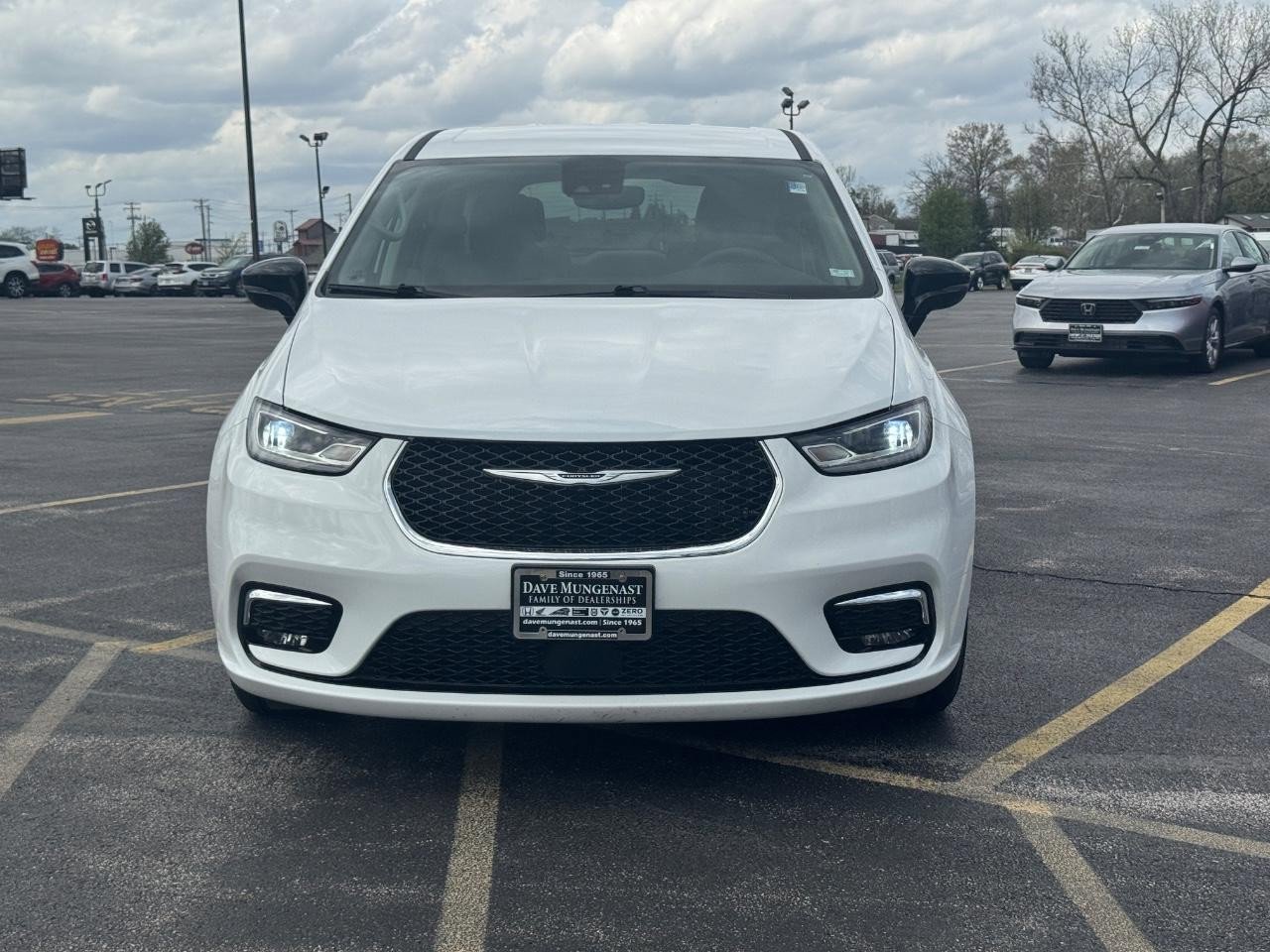 Used 2024 Chrysler Pacifica Touring-L image 9