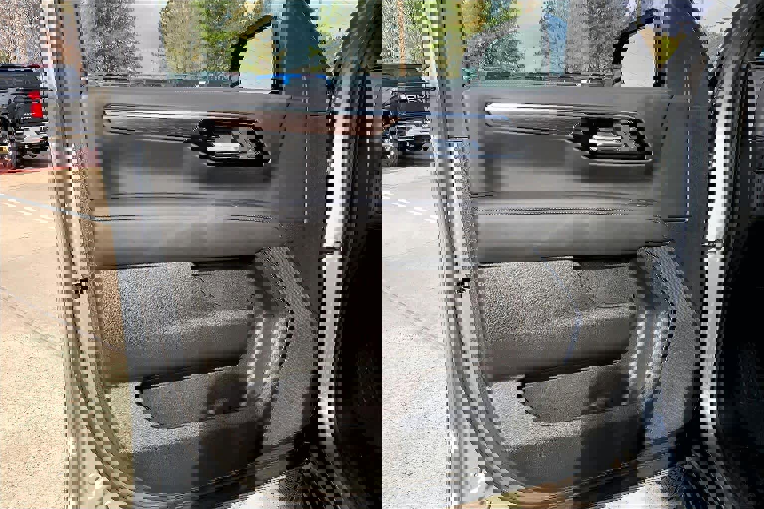 Used 2026 Chevrolet Suburban LS image 24