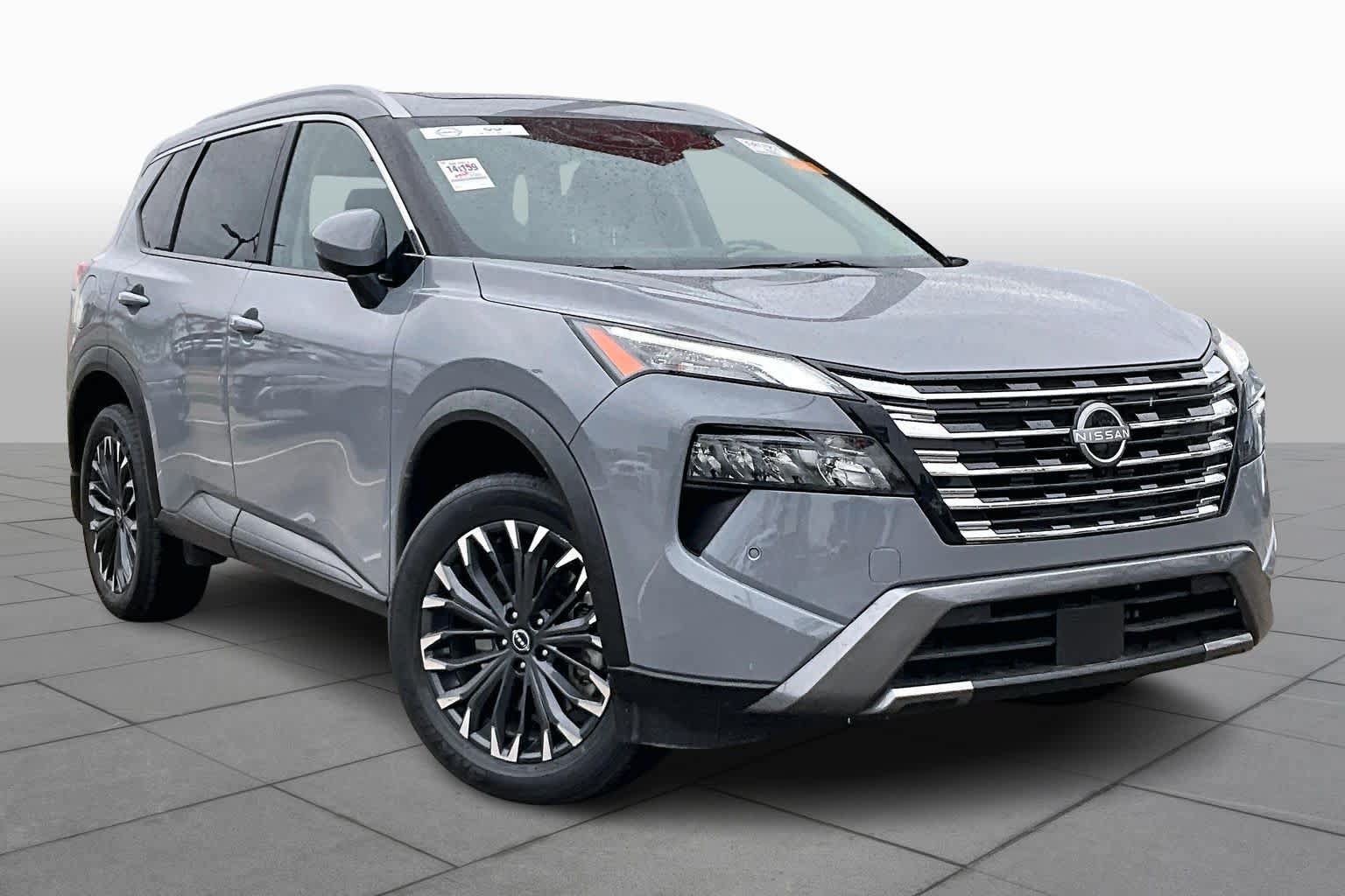Used 2025 Nissan Rogue SL w/ Tech Package FWD image 3
