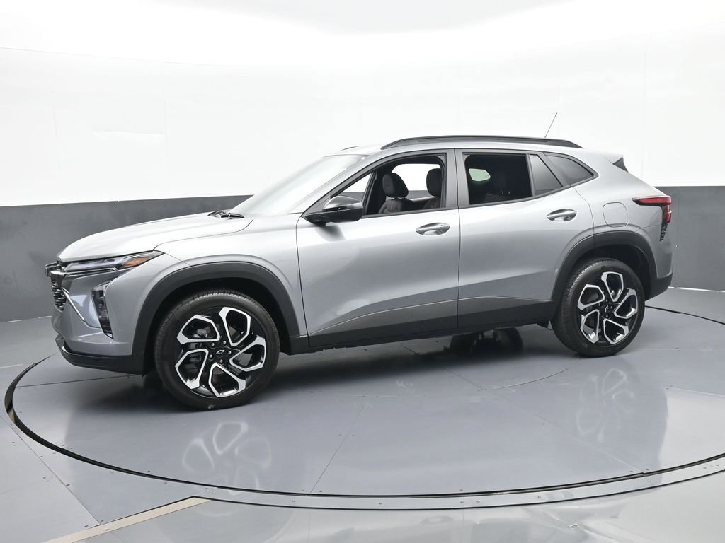 Used 2025 Chevrolet Trax RS w/ Driver Confidence Package image 2