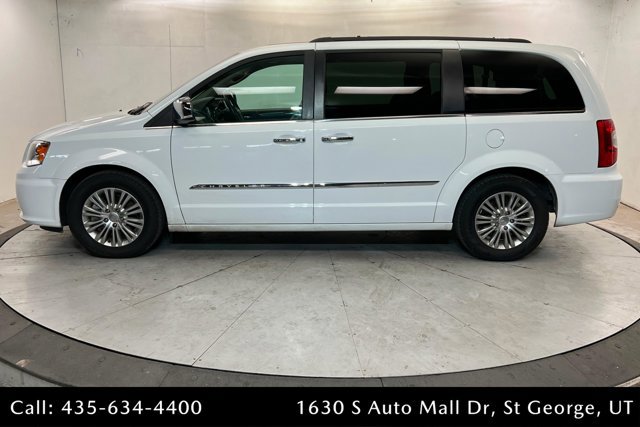 Used 2016 Chrysler Town & Country Touring-L FWD image 2