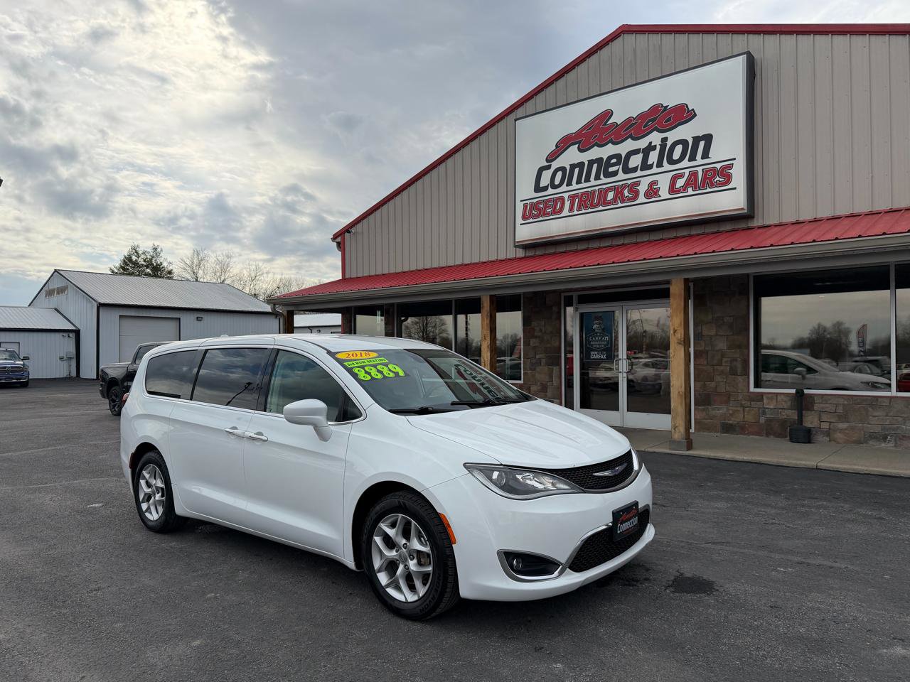 Used 2018 Chrysler Pacifica Touring Plus w/ Tire & Wheel Group image 2
