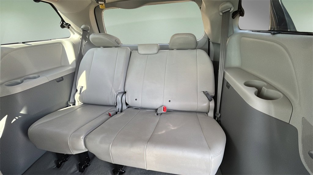 Used 2012 Toyota Sienna XLE w/ Entertainment Pkg image 12