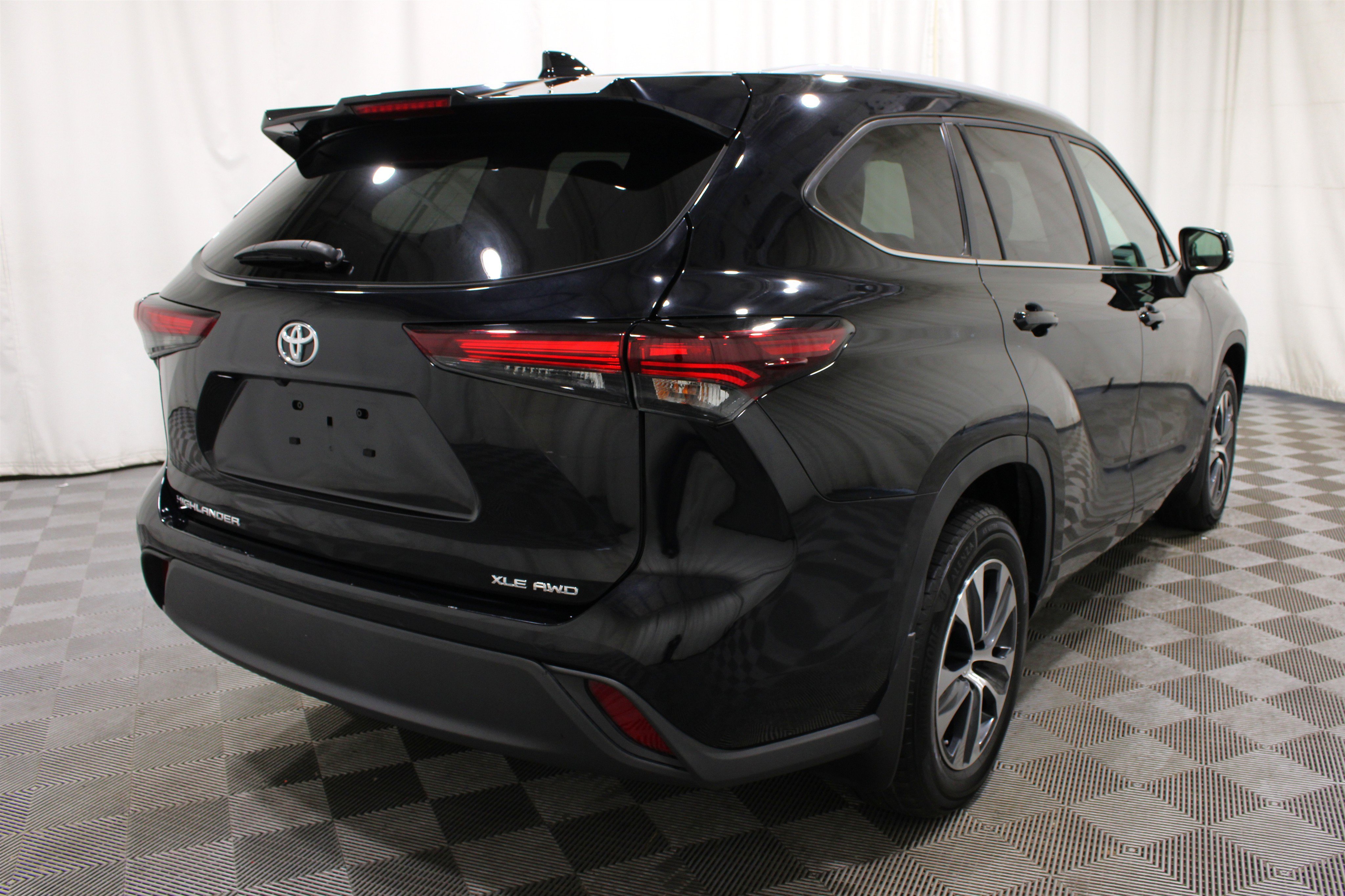 Used 2024 Toyota Highlander XLE AWD/4WD image 31
