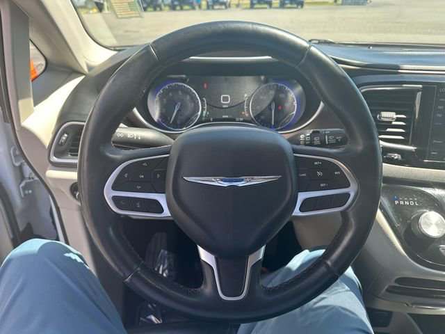 Used 2018 Chrysler Pacifica Touring-L Plus FWD image 12