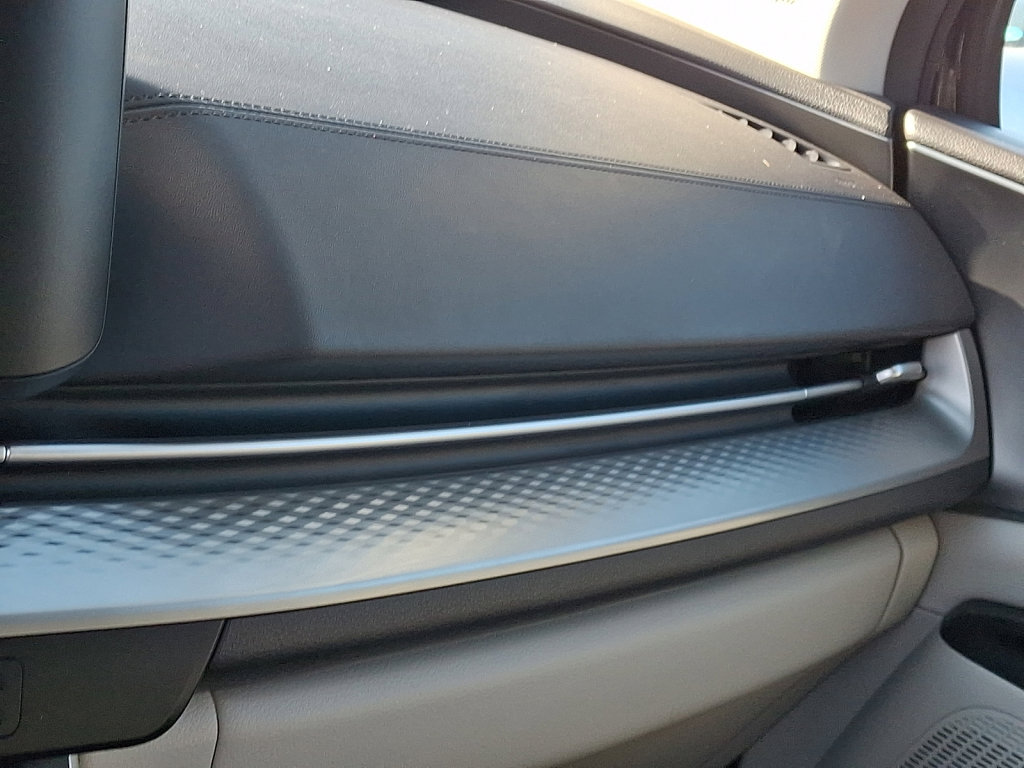 Used 2024 Kia Carnival LX image 31