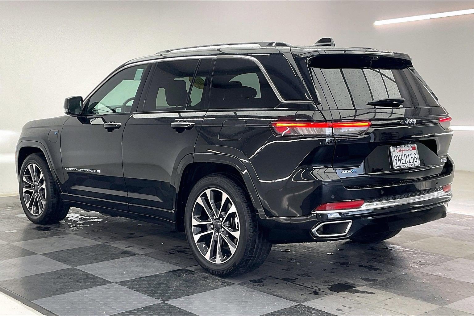 Used 2023 Jeep Grand Cherokee Overland w/ Advanced Protech Group III AWD/4WD image 10