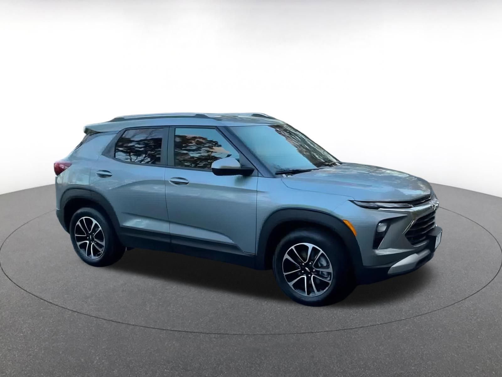 Used 2025 Chevrolet TrailBlazer LT image 2