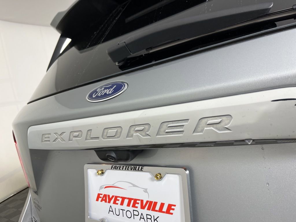 Used 2023 Ford Explorer XLT image 3