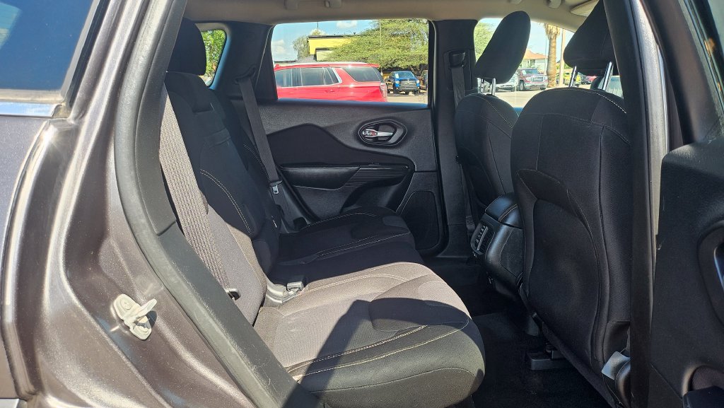 Used 2015 Jeep Cherokee Latitude AWD/4WD image 22