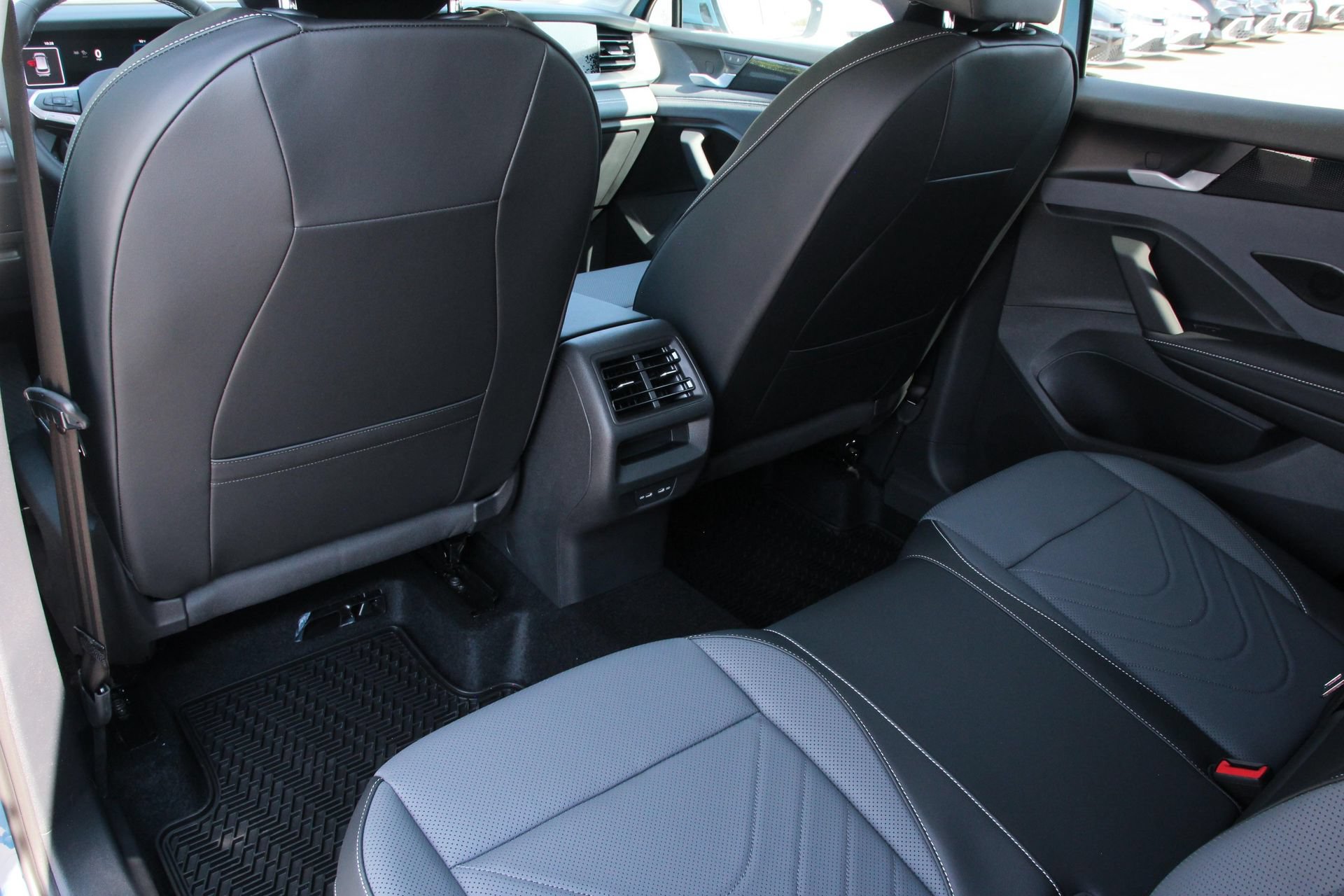 Certified 2025 Volkswagen Tiguan SE FWD image 17