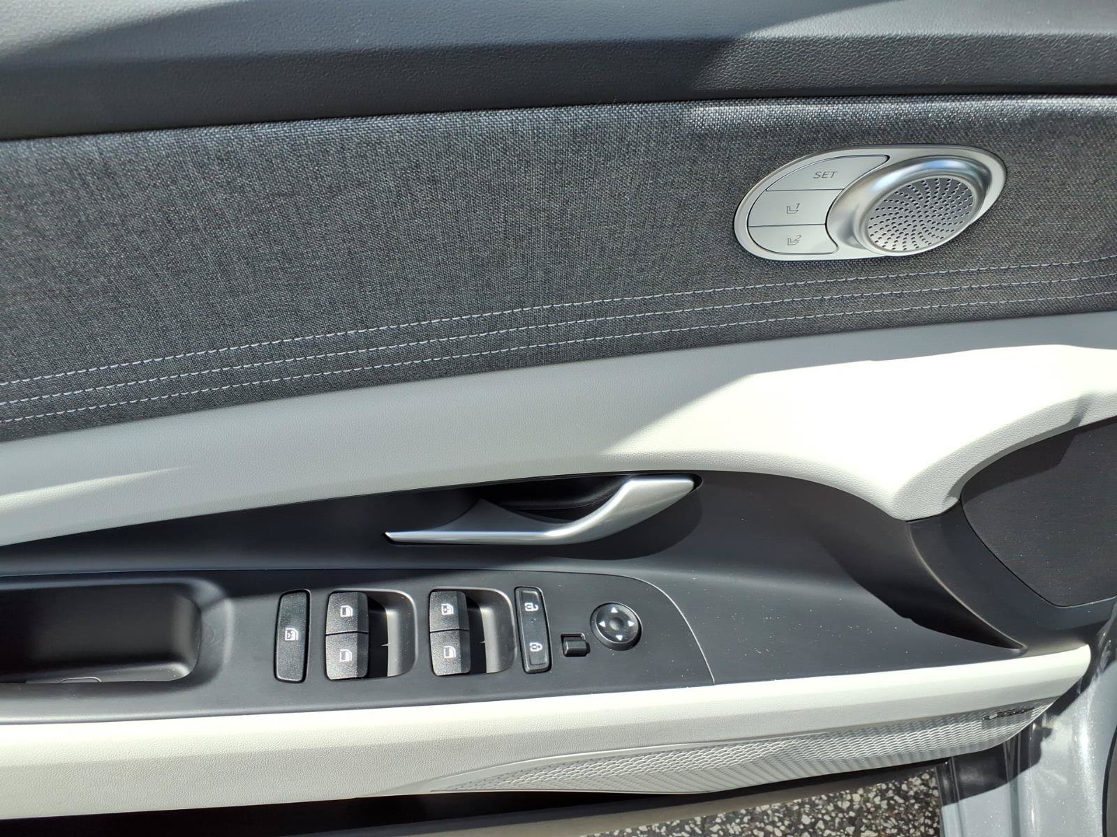 New 2025 Hyundai Elantra Limited FWD image 12