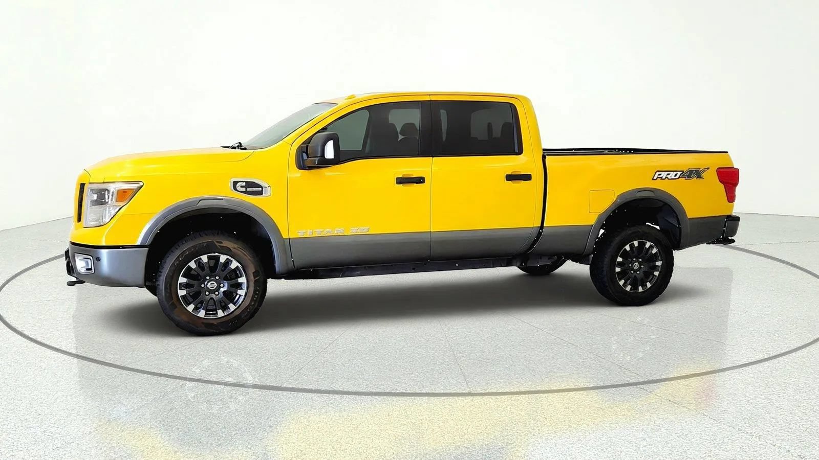Used 2017 Nissan Titan PRO-4X w/ Pro-4x Convenience Package AWD/4WD image 3