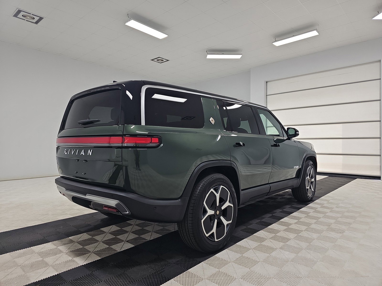 Used 2023 Rivian R1S Adventure AWD/4WD image 5