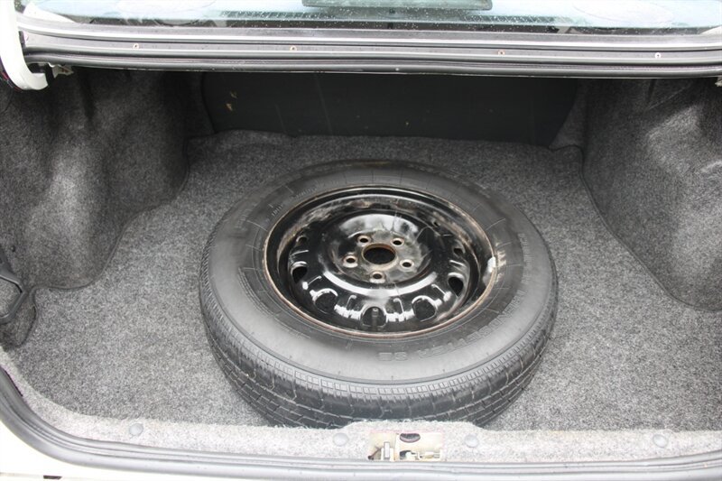 Used 1993 Subaru Legacy L FWD image 15