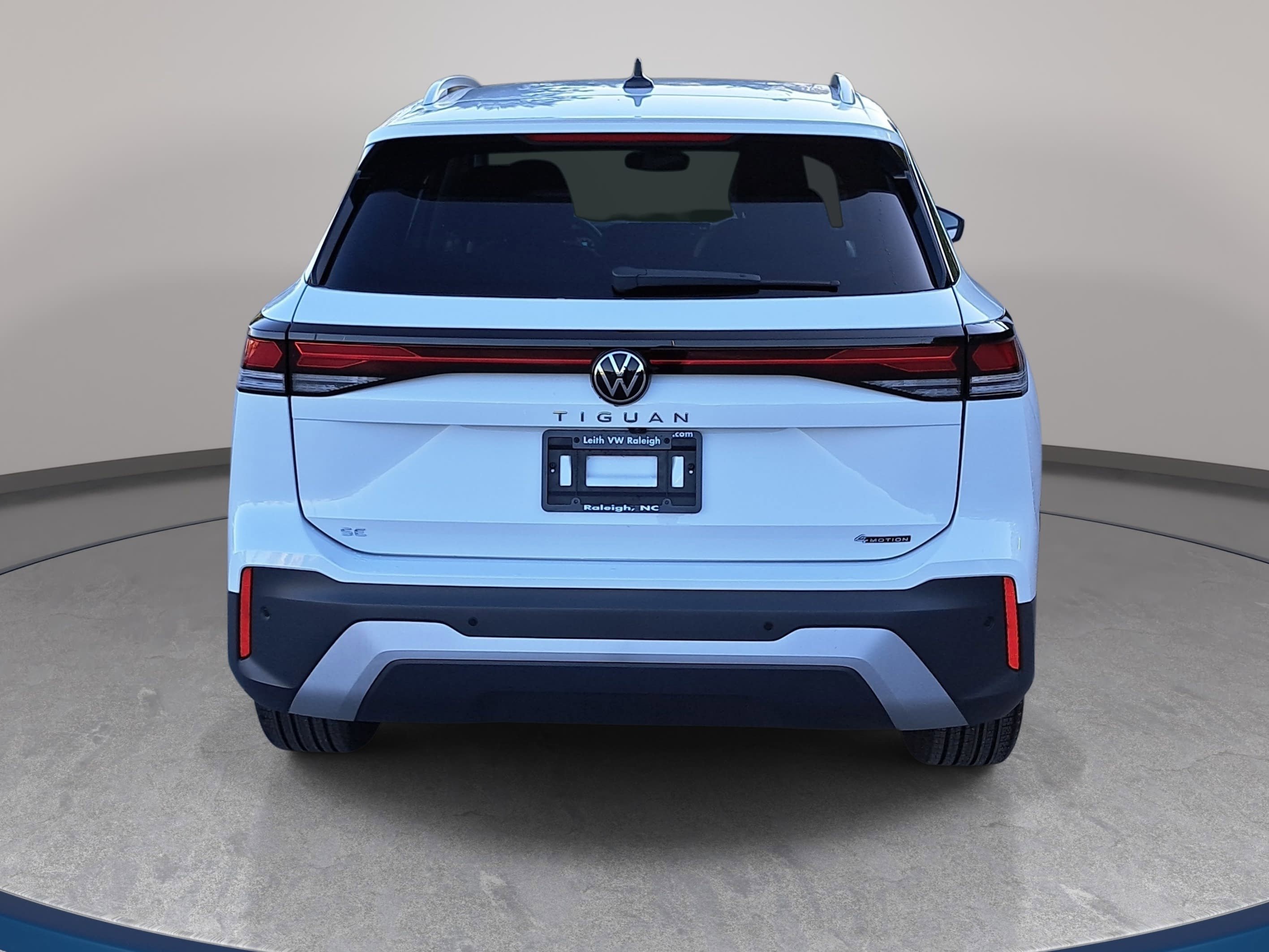 Used 2025 Volkswagen Tiguan SE AWD/4WD image 6