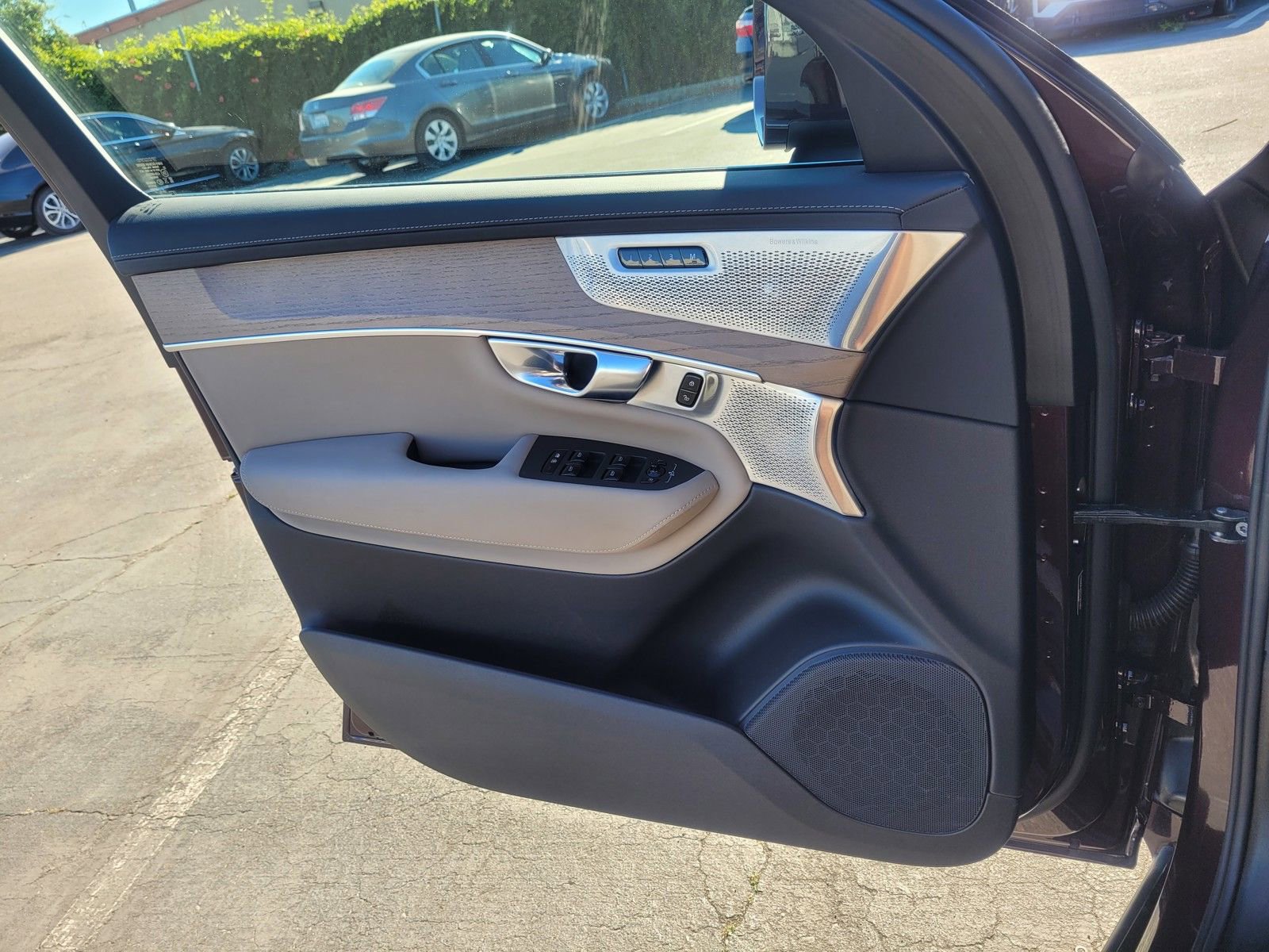 Certified 2025 Volvo XC90 T8 Ultra AWD/4WD image 16