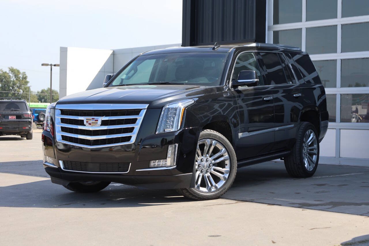 Used 2019 Cadillac Escalade Premium Luxury w/ LPO, Radiant Package AWD/4WD image 3