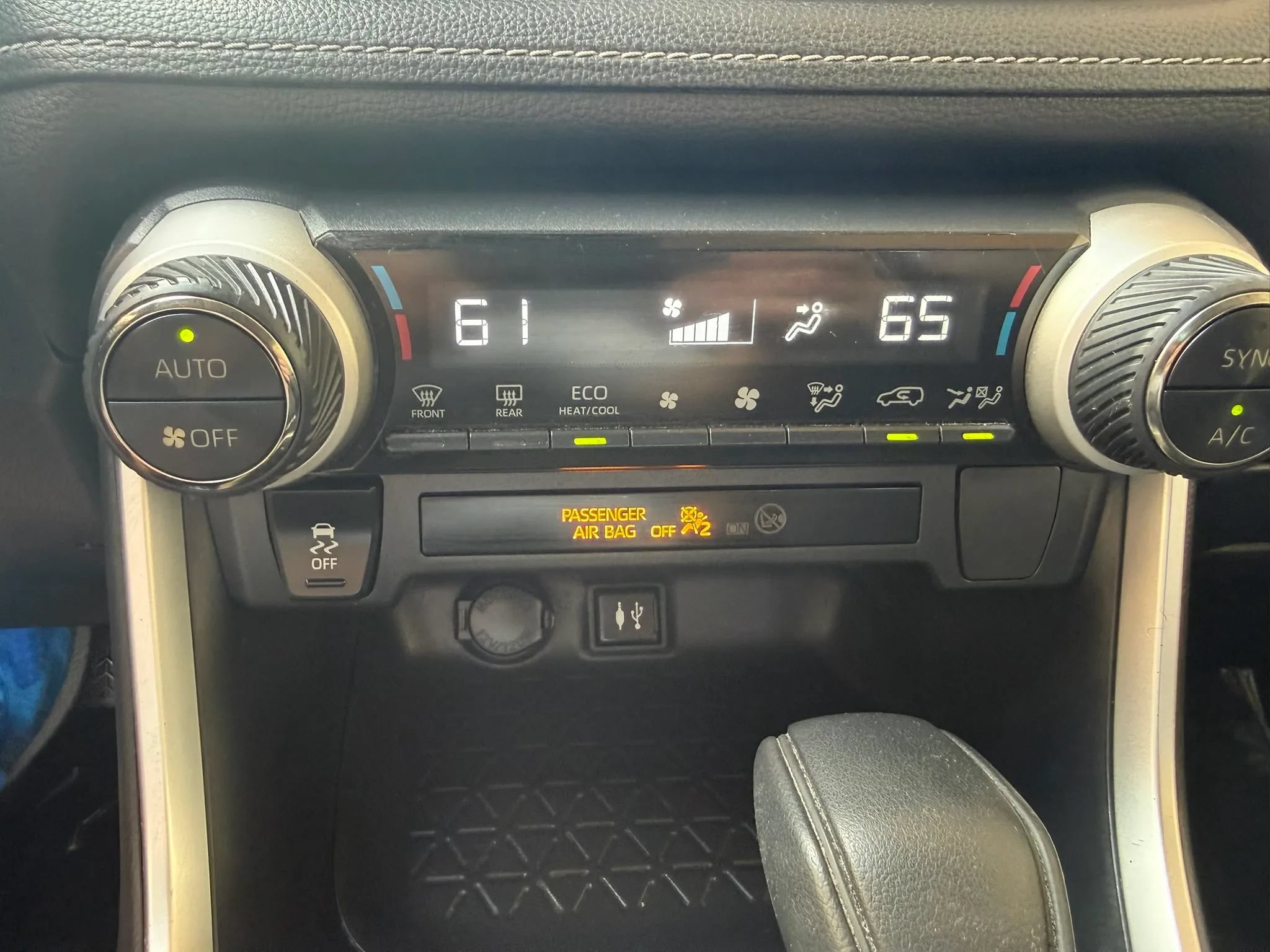 Used 2019 Toyota RAV4 XLE w/ Carpet Mat Package FWD image 16