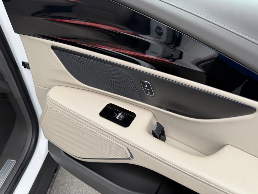 Used 2025 Lincoln Nautilus Premier image 31