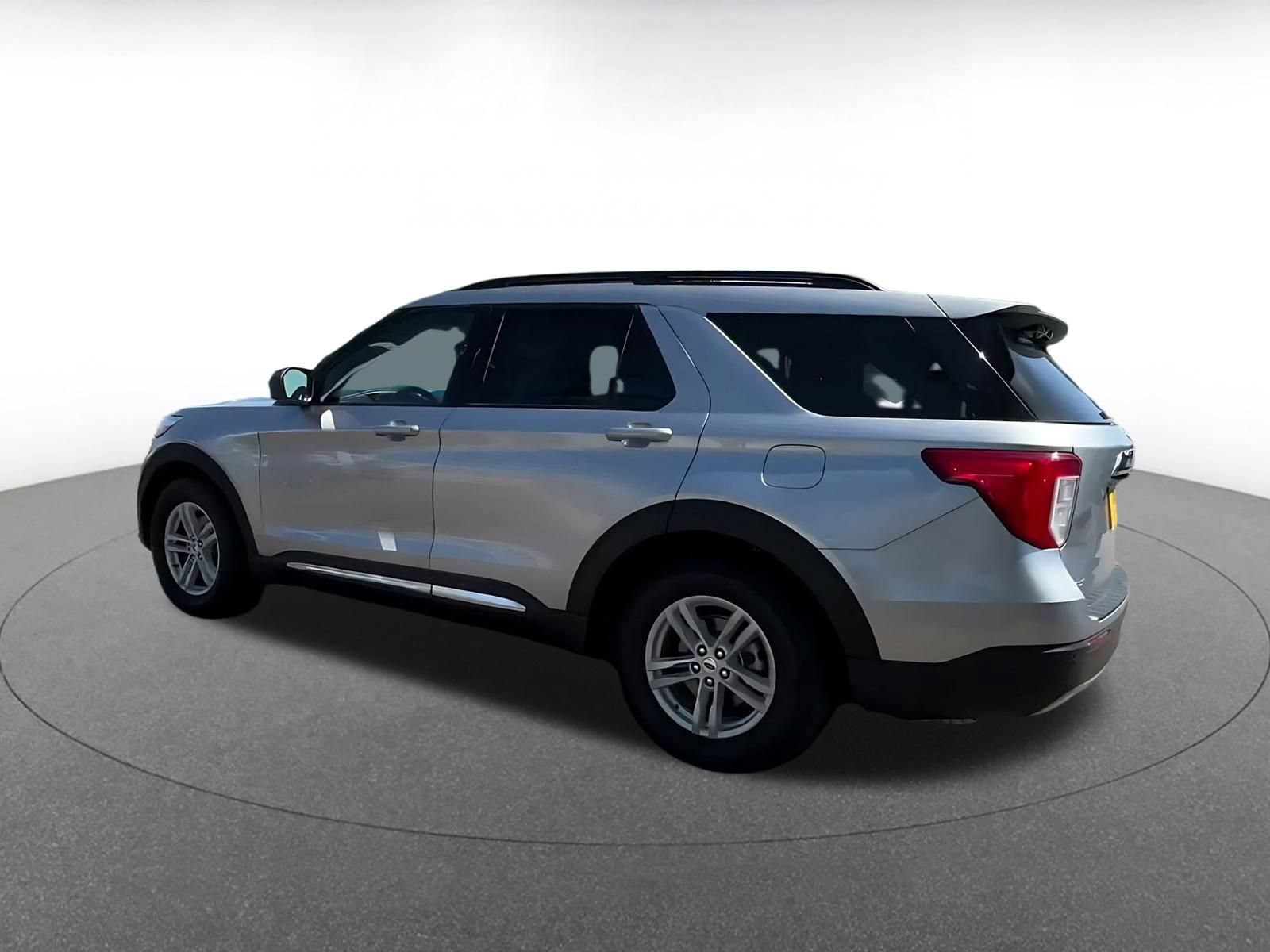 Used 2024 Ford Explorer XLT w/ Equipment Group 202A RWD image 9