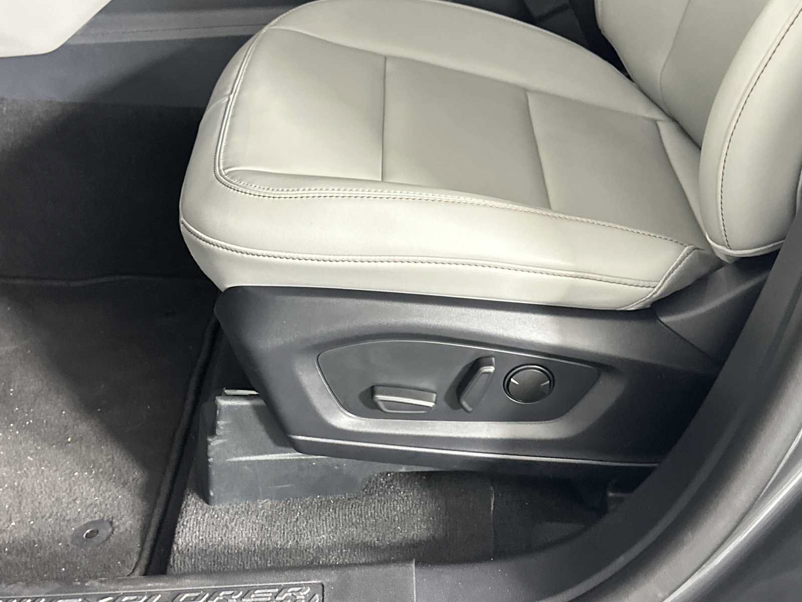 Used 2025 Ford Explorer Active w/ Active Comfort Package AWD/4WD image 9
