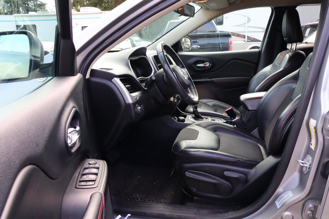 Used 2015 Jeep Cherokee Trailhawk AWD/4WD image 6