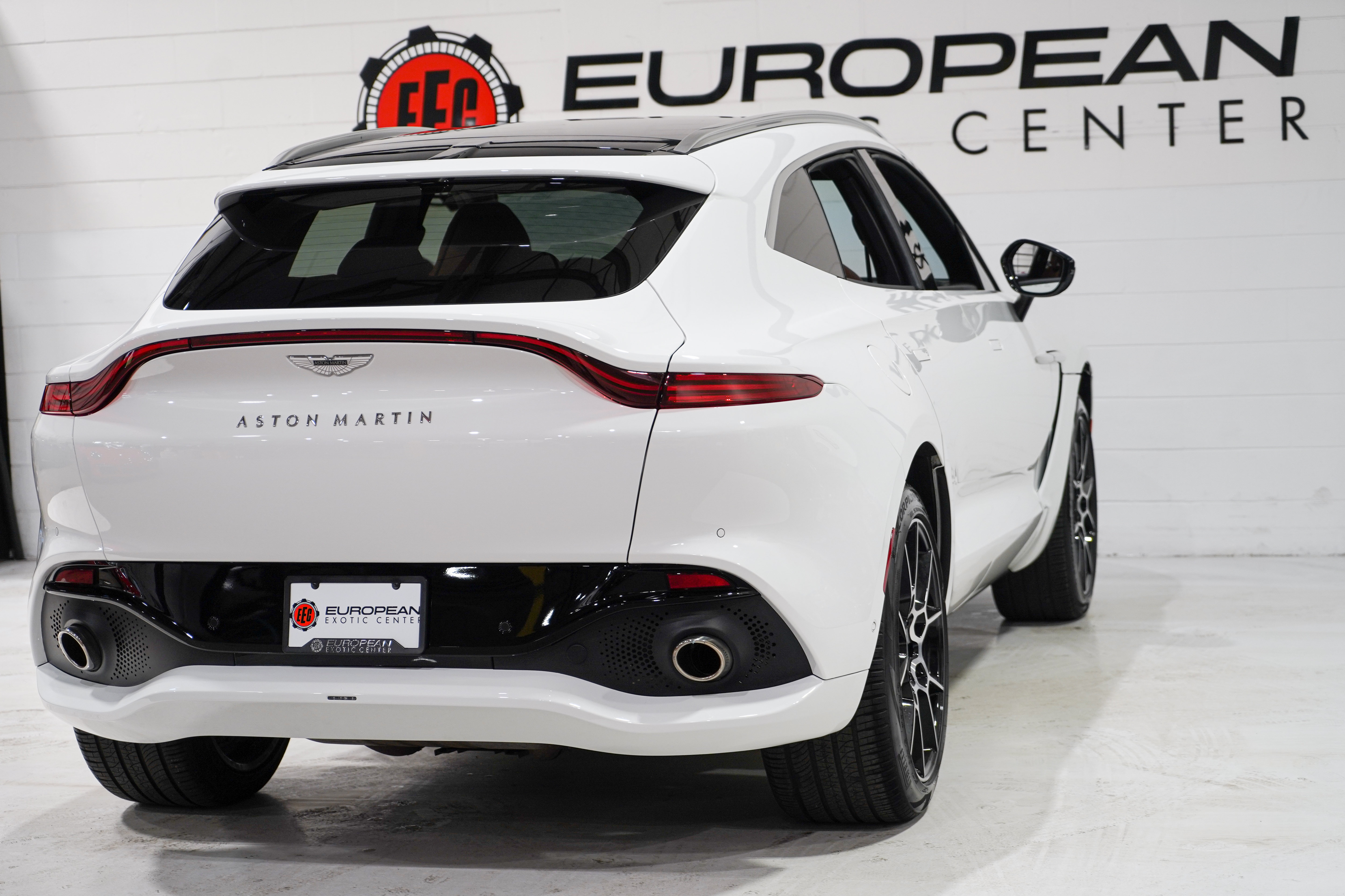 Used 2022 Aston Martin DBX AWD/4WD image 38