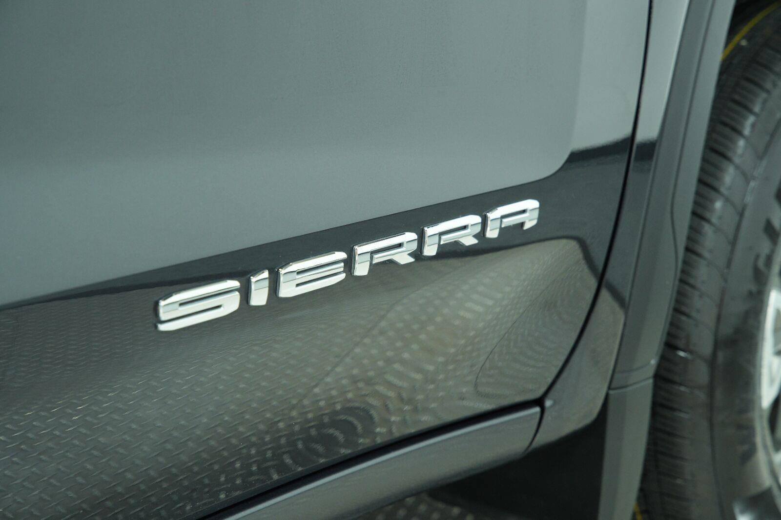 Used 2025 GMC Sierra 1500 SLT AWD/4WD image 26