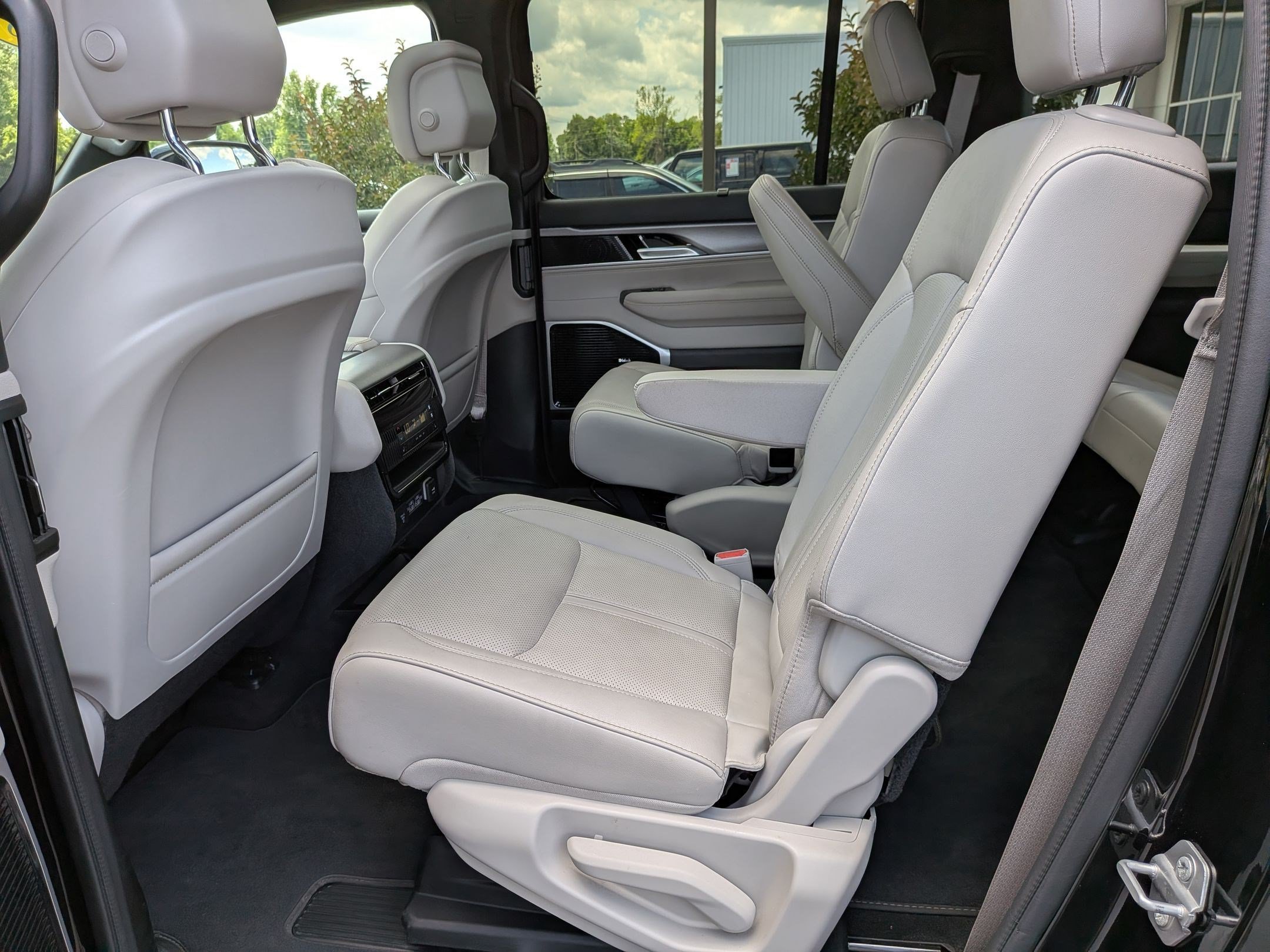 Certified 2025 Jeep Wagoneer Series III w/ Premium Group I AWD/4WD image 18