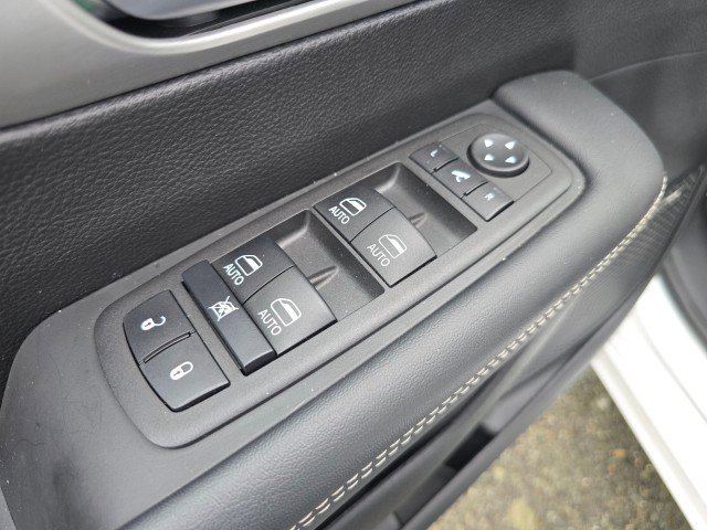 Used 2023 Chrysler Pacifica Limited w/ Uconnect Theater Family Group image 26