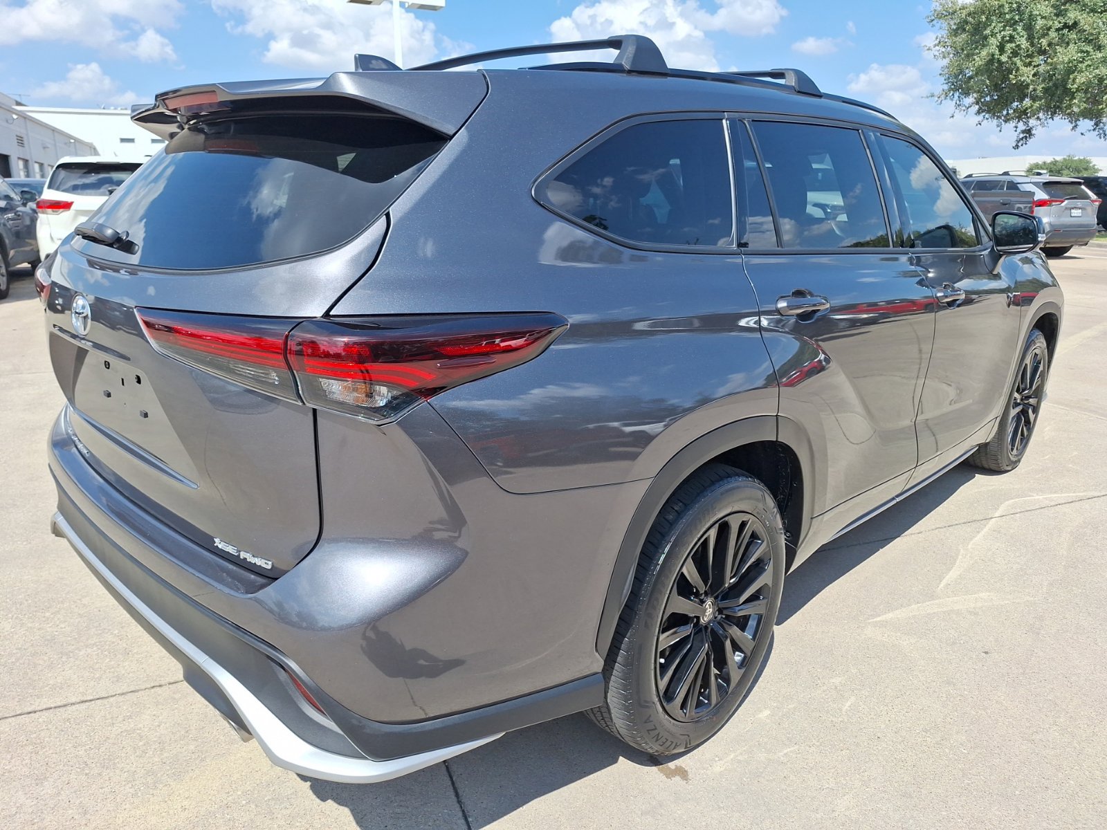 Used 2024 Toyota Highlander XSE AWD/4WD image 6