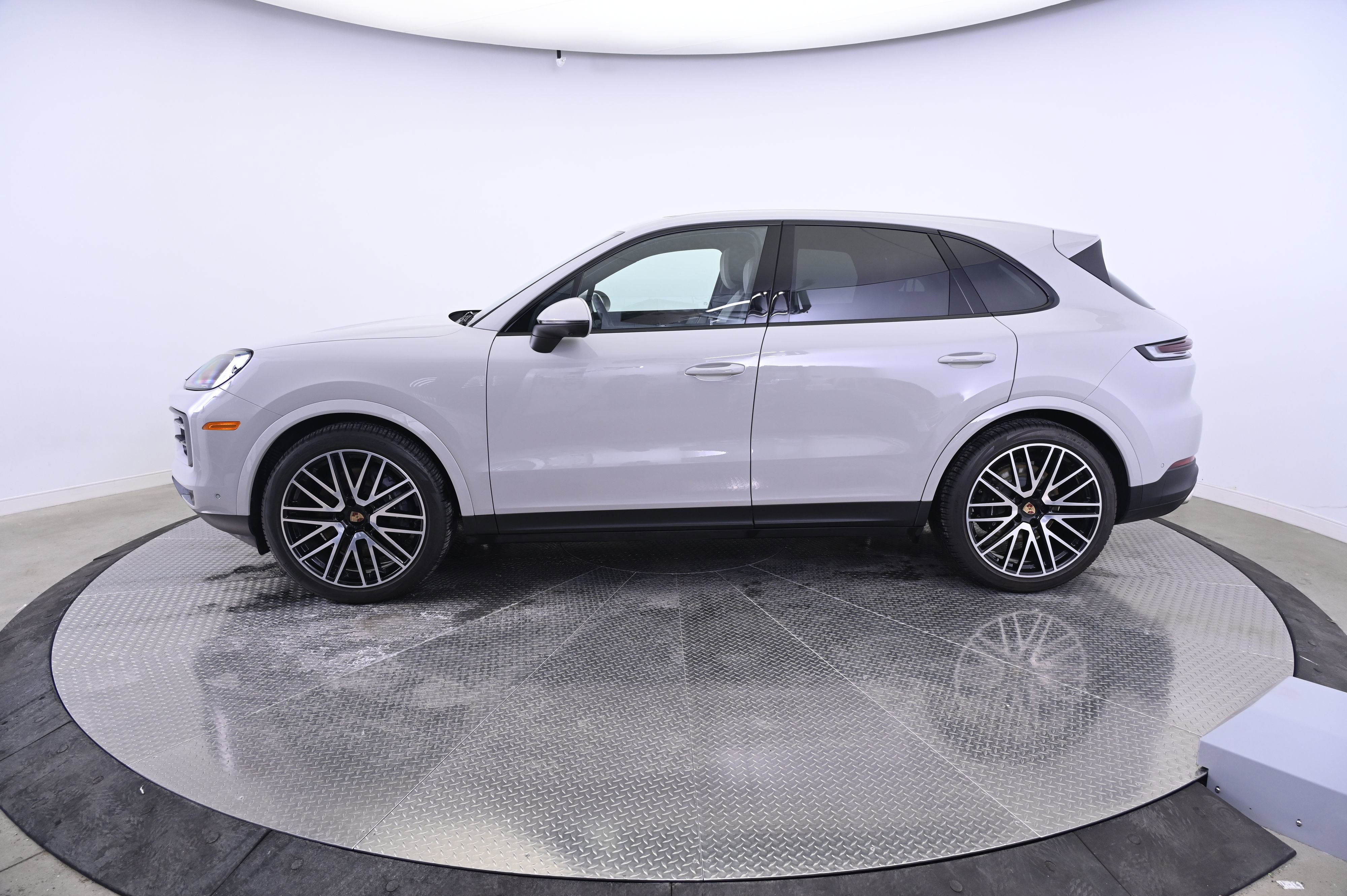 Used 2025 Porsche Cayenne image 2