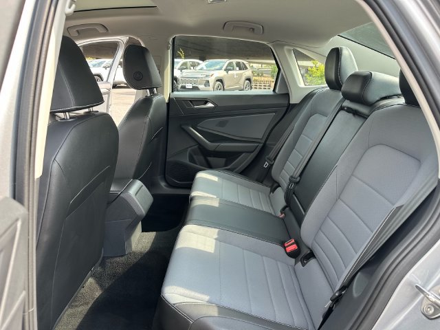 Used 2025 Volkswagen Jetta SE FWD image 29