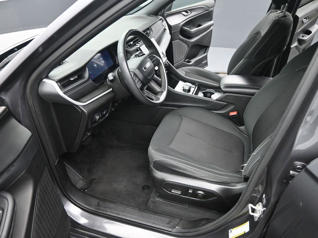 Used 2024 Jeep Grand Cherokee Laredo image 9