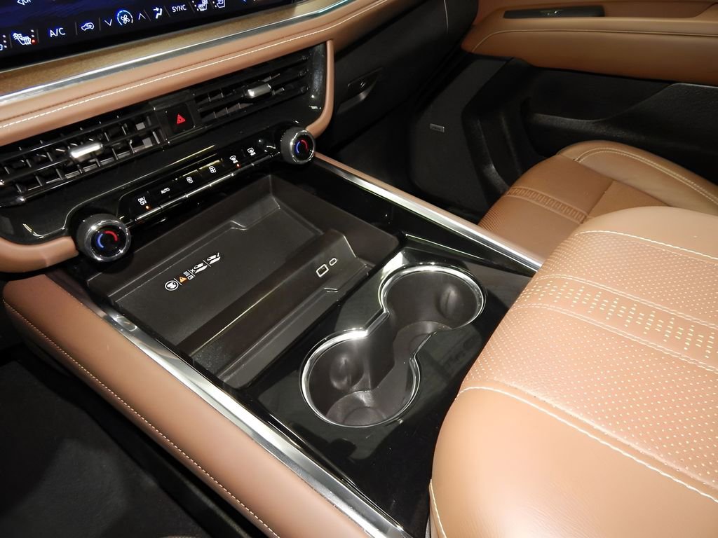 Used 2025 Chevrolet Suburban High Country image 26