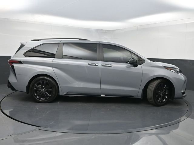Used 2025 Toyota Sienna XSE FWD image 2