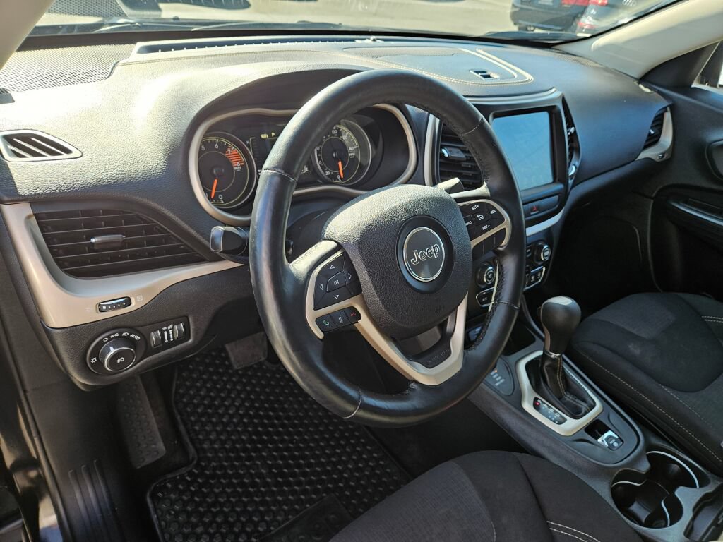 Used 2017 Jeep Cherokee Latitude w/ Cold Weather Group AWD/4WD image 16