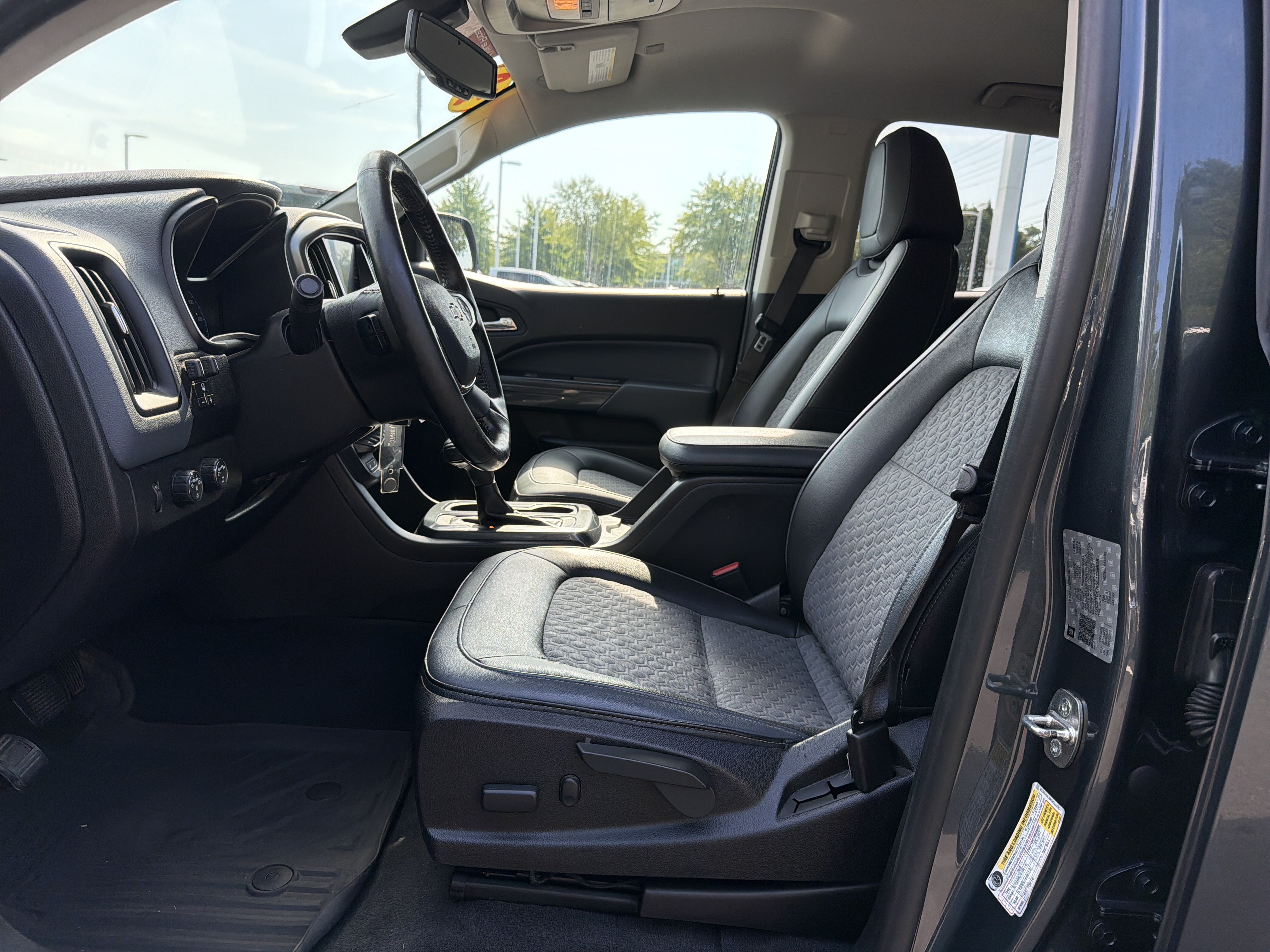 Used 2020 Chevrolet Colorado Z71 AWD/4WD image 16
