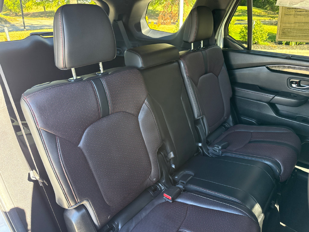Certified 2025 Honda Pilot Black Edition image 34